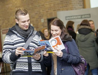 Studierende informieren sich über das Angebot, Foto: Christian Hüller