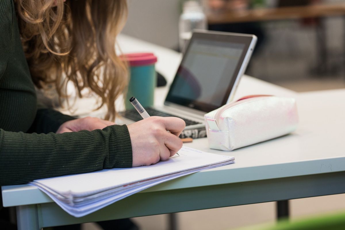 enlarge the image: eine Studentin macht sich während einer Vorlesung Notizen (Foto: Christian Hüller)
