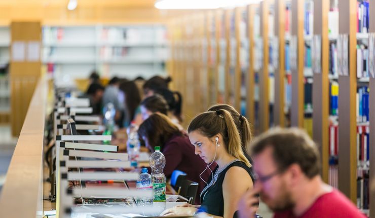 Blick von der Seite auf eine Reihe von Arbeitsplätzen in der Campusbibliotheken, Foto: Christian Hüller