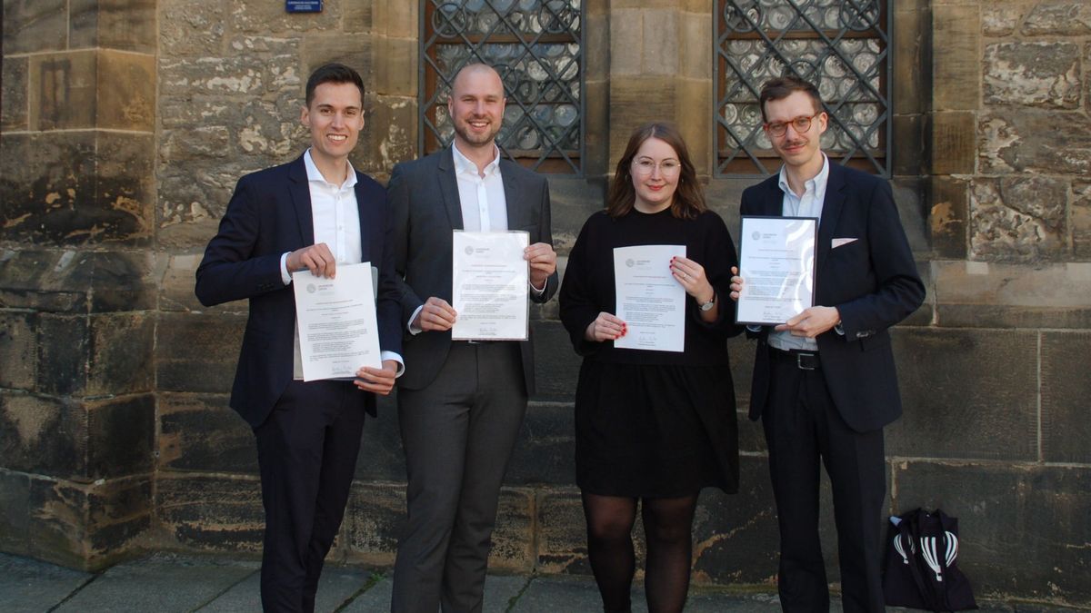 zur Vergrößerungsansicht des Bildes: Die Preisträger:innen aus dem Wintersemester 2022/23 (Foto: Charlotte Knorr).