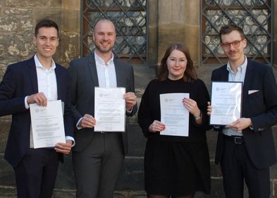 Für ausgezeichnete Lehrveranstaltungen geehrt: Daniel Ziegele, Michael Johann, Julia Nickel und Jens Hagelstein (v.l.n.r.). Foto: Dr. Charlotte Knorr Für ausgezeichnete Lehrveranstaltungen geehrt: Daniel Ziegele, Michael Johann, Julia Nickel und Jens Hagelstein (v.l.n.r.). Foto: Dr. Charlotte Knorr