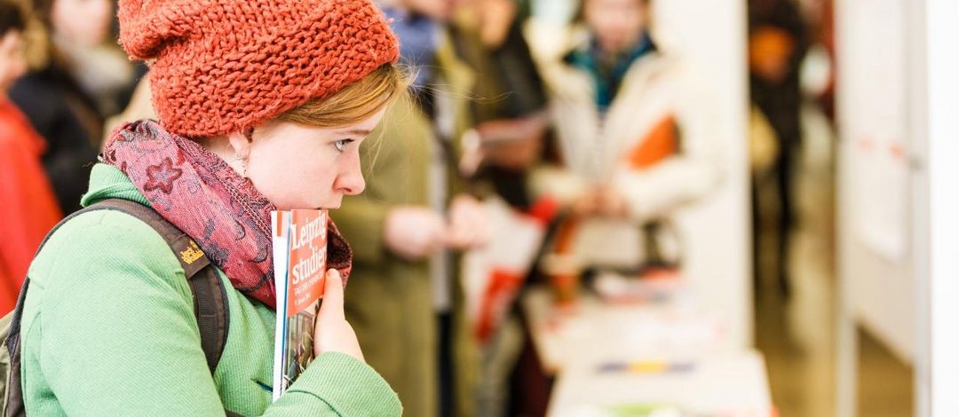 Student gets informed. Photo: Leipzig University, Department of University Communications