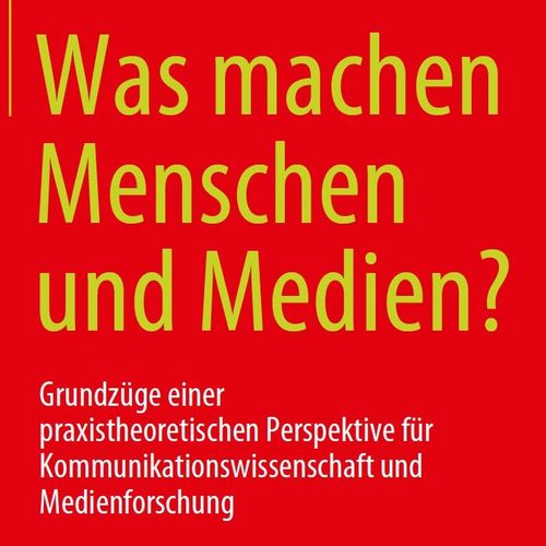 Das Lehrbuch-Cover ist gelb und rot. Es heißt "Was machen Menschen und Medien? Grundzüge einer praxistheoretischen Perspektive für Kommunikationswissenschaft und Medienforschung". Es ist geschrieben von Christian Pentzold, Peter Gentzel und Wolfgang Reißmann und wurde im Springer VS Verlag veröffentlicht.