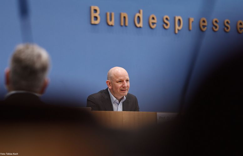 Prof. Dr. Oliver Decker ist Direktor des Kompetenzzentrums für Rechtsextremismus- und Demokratieforschung der Universität Leipzig.
