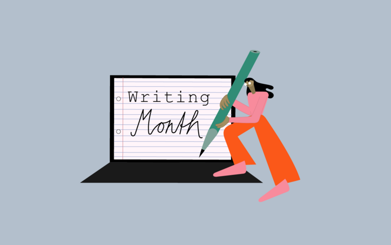 Person hat einen Stift in der Hand, auf dem Laptop neben ihr steht "Writing Month" geschrieben