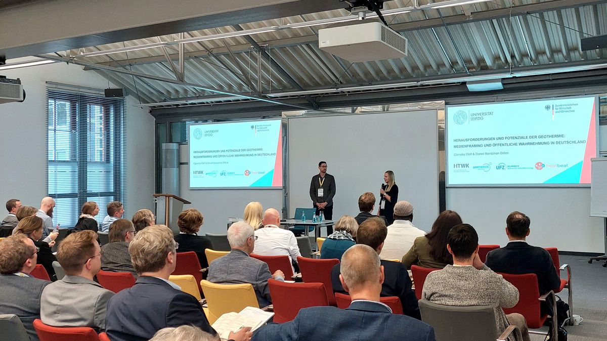 zur Vergrößerungsansicht des Bildes: Bild des Vortragraumes des Vortrags "Herausforderungen und Potenziale der Gothermie: Medienframing und öffentliche Wahrnehmung in Deutschland" von Prof. Dr. Cornelia Wolf und Daniel Bendahan Bittonauf dem Geothermiekongress in Potsdam des Bundesverbandes Geothermie e.V.. Foto: Privat