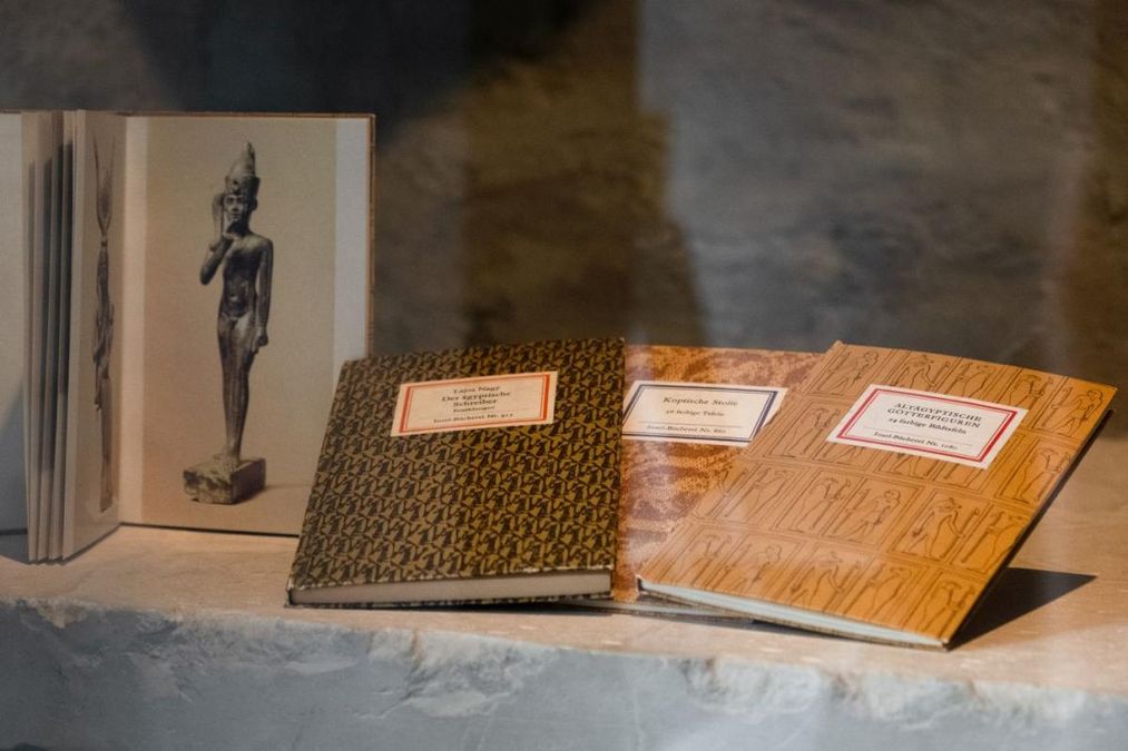 Inselbücher im Ägyptischen Museum ©Miguel Löhmann