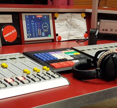 Senderegie von mephisto 97.6. Foto: Ulf Walther Zu sehen ist das Mischpult im Sendestudio