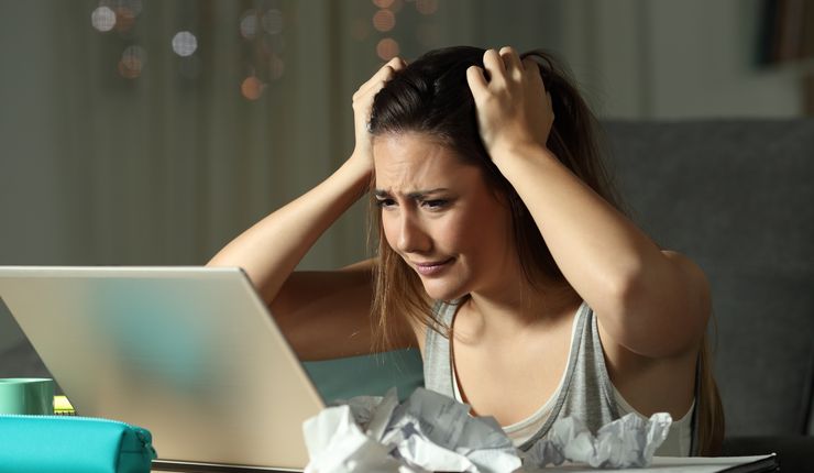 Verzweifelte Studentin vor dem Laptop, Foto: Colourbox