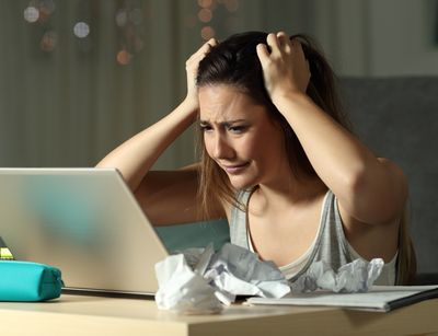 Eine verzweifelte Studentin vor dem Laptop, Foto: Colourbox