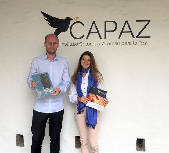 Zu sehen sind der Direktor des Deutsch-kolumbianische Friedensinstitut CAPAZ Prof. Dr. Stefan Peters gemeinsam mit Prof. Dr. Solveig Richter