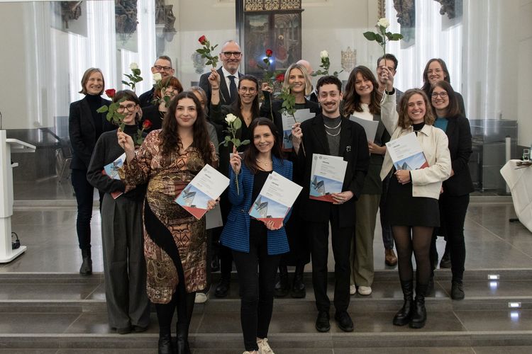 Die Absolventinnen und Absolventen des M.A. KMW mit Lehrenden (Foto: Nick Stütz).