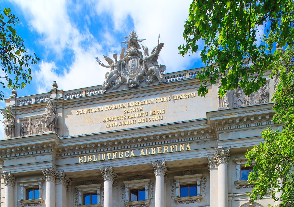 zur Vergrößerungsansicht des Bildes: Bibliotheca Albertina. Main Entrance. Photo: Leipzig University Library
