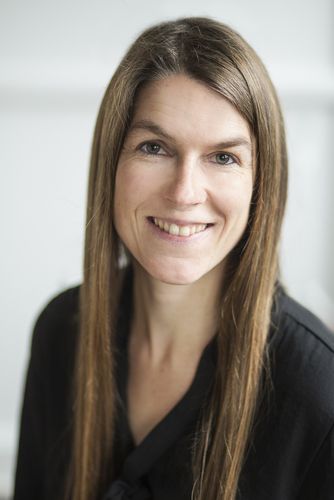 Farbporträt von Annika Schlitte