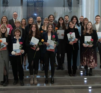 Die Absolventinnen und Absolventen des M.A. KMW mit Lehrenden (Foto: Nick Stütz).
