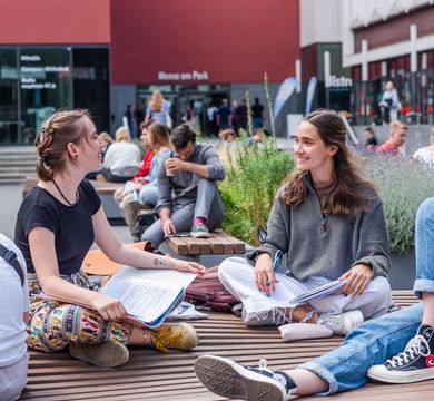 Der Studieninformationstag bietet wieder die Möglichkeit, sich ein Bild von den Studienmöglichkeiten und dem Campusleben zu machen. Foto: Kirsten Nijhof/Universität Leipzig Der Studieninformationstag bietet wieder die Möglichkeit, sich ein Bild von den Studienmöglichkeiten und dem Campusleben zu machen.