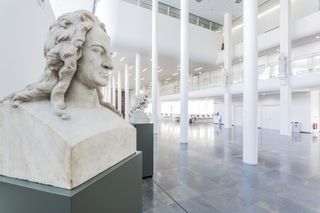 Foto: Blick auf die Büste des Alumnus Gottfried Wilhelm Leibniz im Foyer des Neuen Agustueums