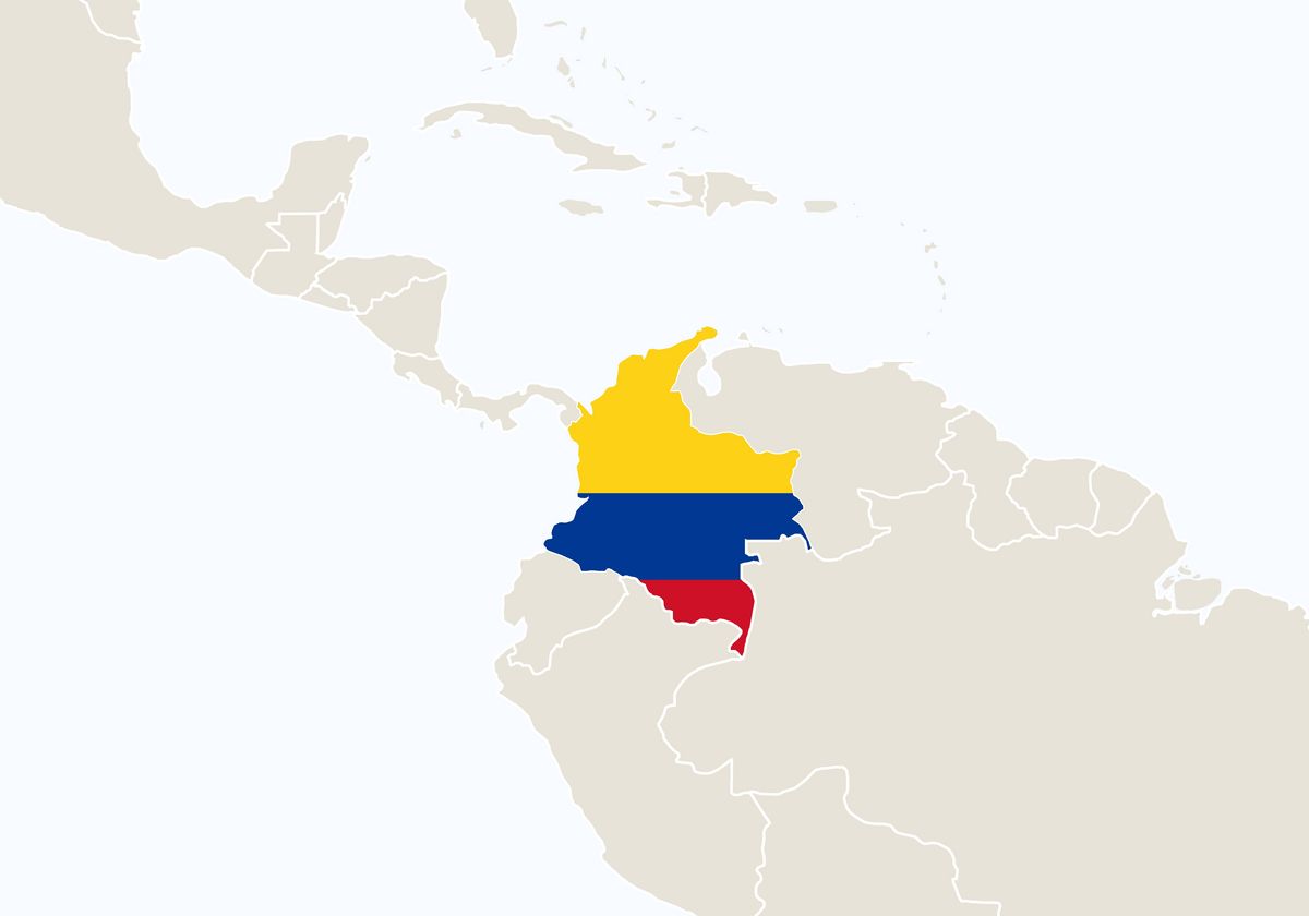 zur Vergrößerungsansicht des Bildes: Zu sehen ist der Umriss von Kolumbien inklusive der Flagge des Landes.
