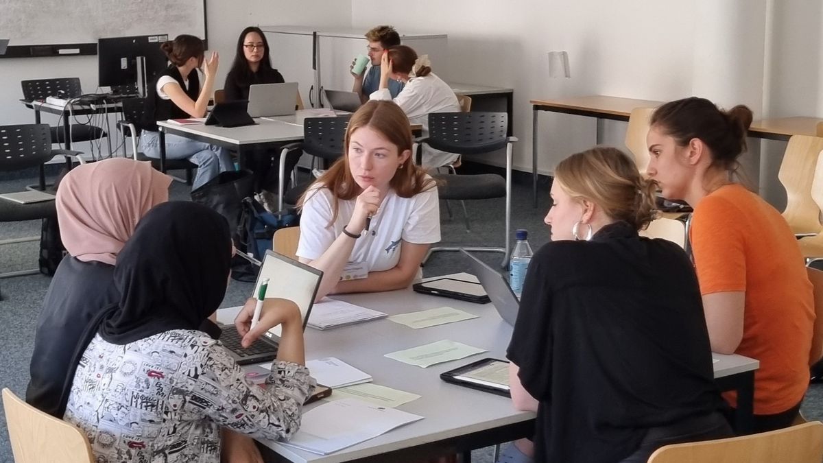zur Vergrößerungsansicht des Bildes: Joint collaboration at the table of Indonesian and German students