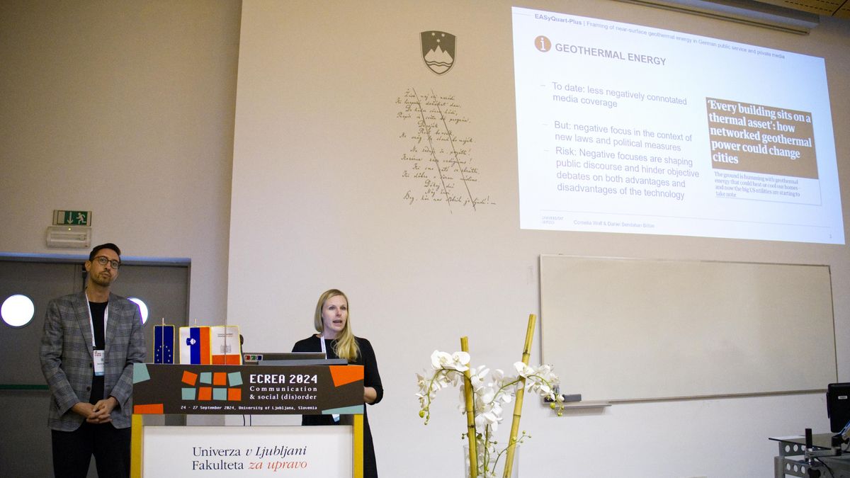 zur Vergrößerungsansicht des Bildes: Bild von Daniel Bendahan Bitoon und Prof. Dr. Cornelia Wolf während ihres Vortrags der Ergebnisse der Medienanalyse auf der Konferenz der European Communication Research and Education Association (ECREA) im September 2024.