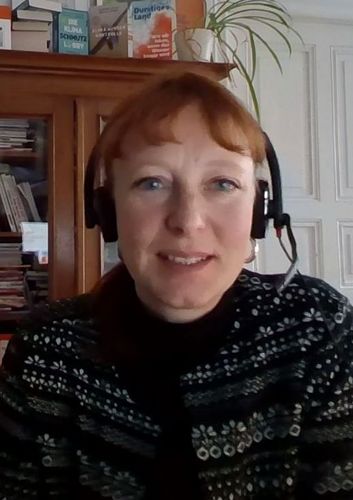 Dr. Susanne Götze bei ihrem Vortrag „Recherchieren über die Klimaschmutzlobby: Erfahrungen, Tipps und Fallstricke“ (Screenshot: Uwe Krüger).