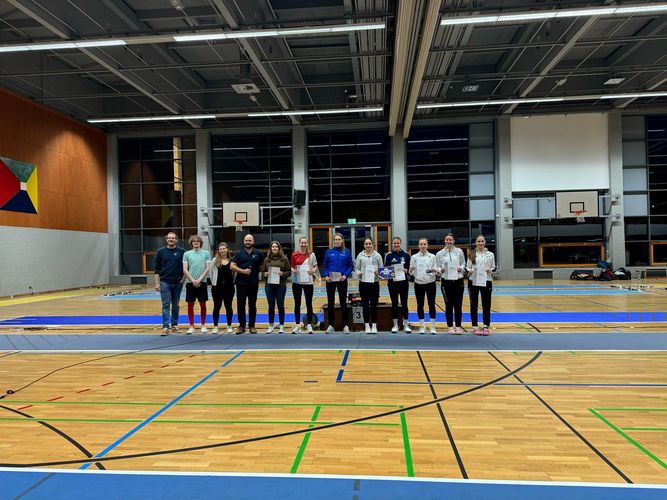 Viele Personen haben sich in einer Halle für ein Gruppenbild aufgestellt.