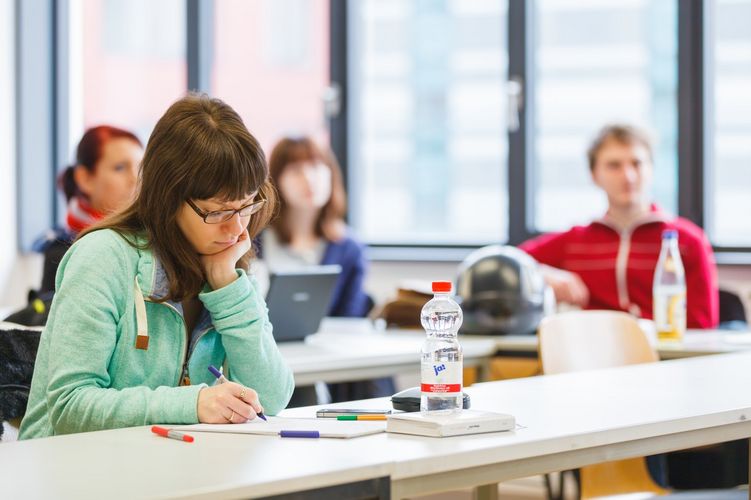 Blick auf Studierende, die im Seminarraum sitzen, Foto: Christian Hüller 