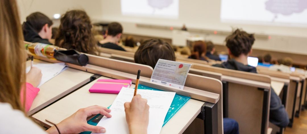 Foto: Studierende stitzen im Hörsaal