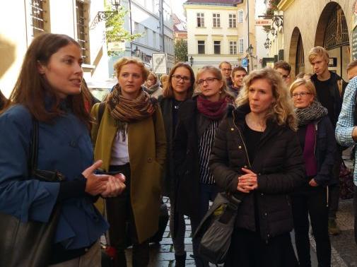 zur Vergrößerungsansicht des Bildes: In einer Gasse im Prager Stadtzentrum versammeln sich Studierende um Hana Formánková.
