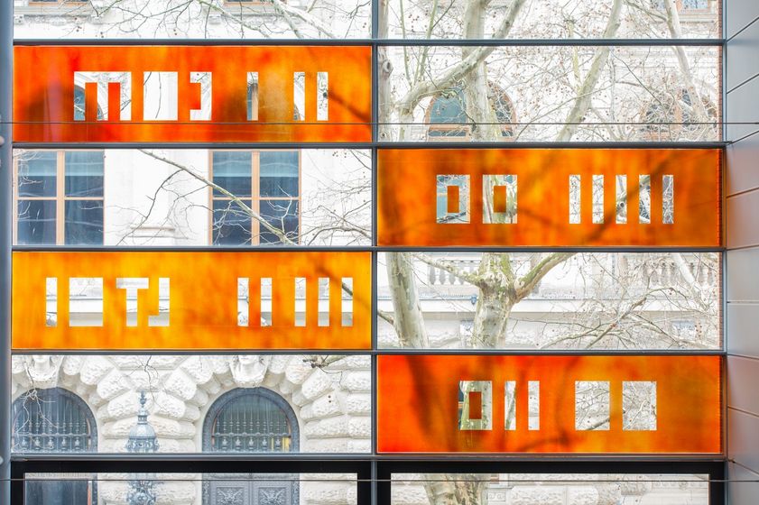 Blick durch ein orange gefärbtes Fenster im Geisteswissenschaftlichen Zentrum, Foto: Christian Hüller