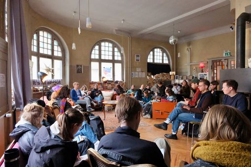 Das Bild zeigt Studierende und Wissenschaftler:innen im Gespräch mit der Quartiersmanagerin der Stadt Zeitz Anke Wagener im Rahmen des Werkstattbereichs "KoKreation", Foto: Justus Wenke