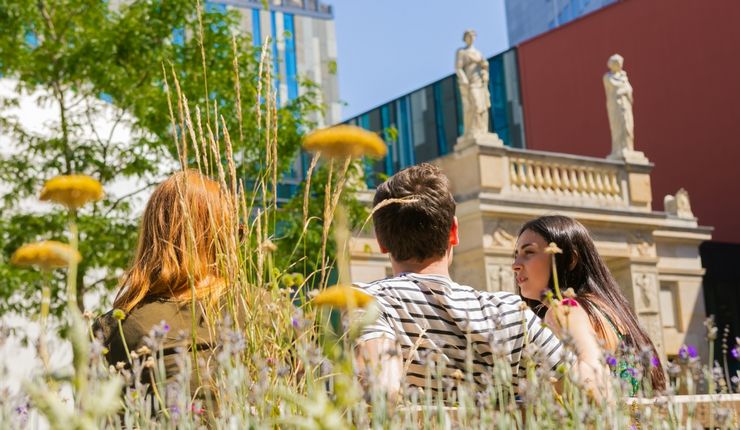 Studierende im hochsommerlichen Leibnizforum