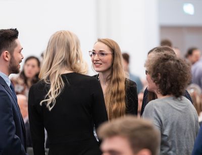Studierende tauschen sich aus.