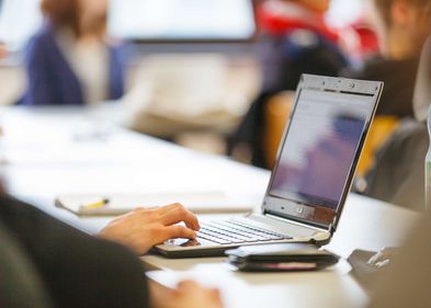 Bewerbungen für die MA-Studiengänge können online per E-mail eingereicht werden. Foto: Christian Hüller/Universität Leipzig. Nahaufnahme einer Gruppe von Händen, die auf einem Laptop tippen.