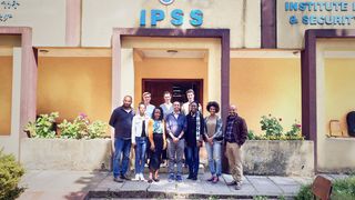 Studierenden und Professoren vor dem Institut für Friedens- und Sicherheitsstudien in Addis Abeba, Äthiopien.