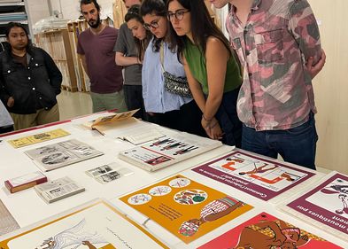 Studenten betrachten Dokumente im Hygiene Museum in Dresden.